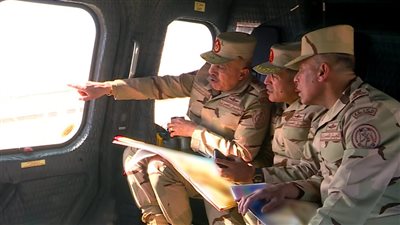 رئيس الأركان يتفقد إجراءات التأمين على الاتجاه الاستراتيجي الغربي 