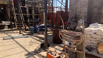 ضبط مصنع ببني غالب في أسيوط يعيد تدوير زيوت المحركات المستعملة