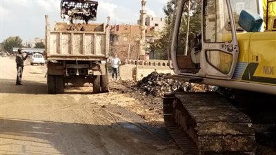 محافظ الدقهلية يتابع أعمال تطهير مصرف كفر الترعة الجديد