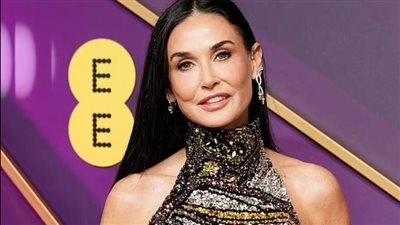 ديمي مور تتألق بإطلالة ساحرة على السجادة الحمراء في حفل جوائز البافتا 2025 