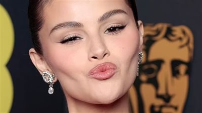 سيلينا جوميز تخطف الأنظار على السجادة الحمراء حفل البافتا 2025 
