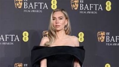 الأسود يخطف الأضواء على السجادة الحمراء في حفل جوائز البافتا  2025