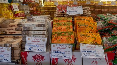 أرز وسكر ولحوم مجمدة بمعرض أهلاً رمضان بمدينة الطور في جنوب سيناء 