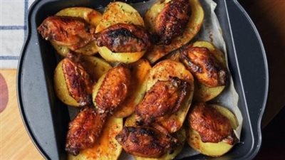 طريقة تحضير صينية أجنحة الدجاج مع البطاطس 