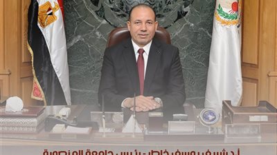 رئيس جامعة المنصورة يقرر صرف مكافأة إثابة للعاملين بالجهاز الإداري