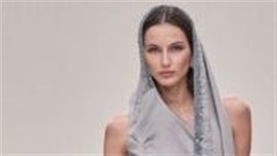 الفستان الفضي على خطى  كيم كارداشيان خيارك الأمثل في سهرتك الرومانسية 