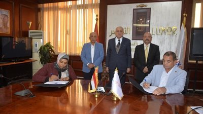 محافظ الأقصر يشهد مراسم توقيع عقود إيجار المجمعات الصناعية الحرفية بقرية السلام