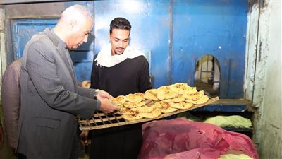 محافظ أسوان يمنح أحد المخابز 15 يوم لتوفيق أوضاعه 