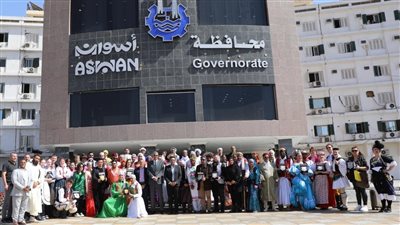 محافظ أسوان يكرم ممثلى وفود فرق الفنون الشعبية المشاركة في مهرجان الثقافة والفنون 