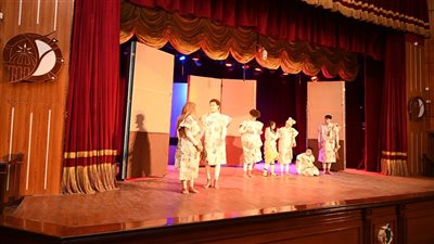 نائب رئيس جامعة الفيوم يشهد العرض المسرحي 