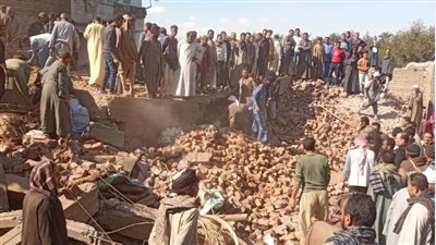 بعد استخراج الأول.. جهود مكثفة لاستخراج طفلين من أنقاض منزل أسيوط 