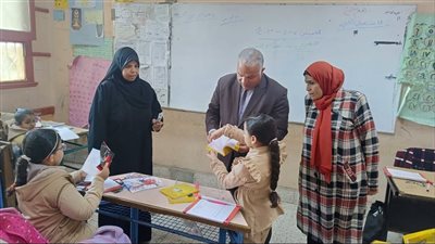 مدير تعليم الفيوم يكافئ معلمات فى جولته بمدارس إدارة غرب 