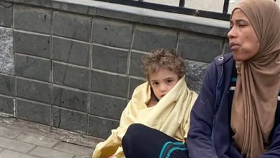 الطفل الأشقر ومتسولة المترو.. قصة أثارت الجدل وكشفت الإهمال