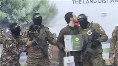 قبلة على جباه المُقاومين.. الحالم بالتمثيل يخطف الأضواء خلال تسليم الأسرى