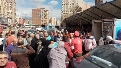 استمرار توافد المواطنين على سوق اليوم الواحد بالمنصورة