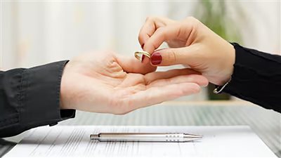 حكم الخلوة بين المرأة والمطلِّق أثناء فترة العدة