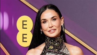 ديمي مور تتألق مع كلبها الأليف على السجادة الحمراء 