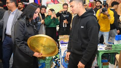 وزيرة التضامن تتفقد أروقة معرض ديارنا للحرف اليدوية