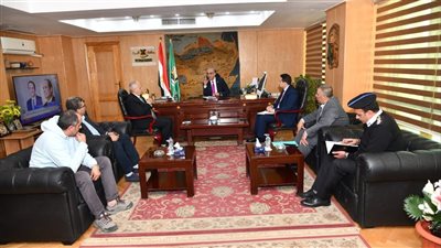 الفيوم تناقش آليات تنفيذ محاور جديدة بالطرق الرئيسية والميادين لتيسير الحركة المرورية 