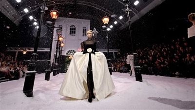 ألوان الكآبة.. أسبوع الموضة في لندن يعكس الاختلاف الثقافي عبر الألوان