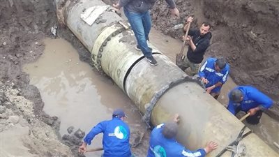 إصلاح خط مياه 1000 مم بفرع مشتول السوق وإعادة ضخ المياه للمواطنين