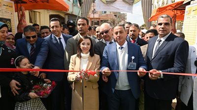 محافظ البحيرة تفتتح معرض 