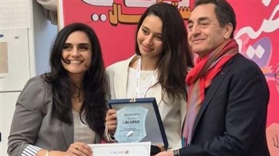 لينا صوفيا أصغر مؤثرة يكرمها السفير الفرنسي