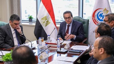 الصحة تناقش استراتيجية نفاذ المستحضرات والمستلزمات الطبية للأسواق العالمية