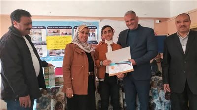 تكريم الطلاب الفائقين دراسياً والمتميزين بالأنشطة التربوية بالمنشاه