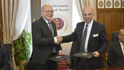 رئيس جامعة سوهاج يوقع برتوكول تعاون مع مؤسسة بنك مصر 