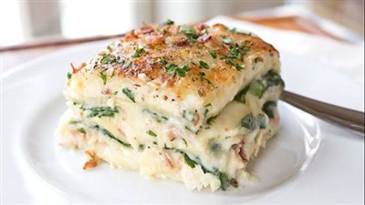 حضري لازانيا الدجاج بالسبانخ بلمسة كريمية شهية
