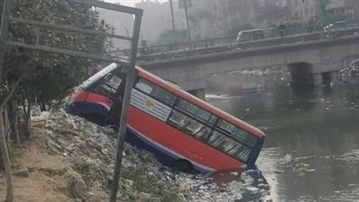 سقوط  أتوبيس “مينى باص” في ترعة بـ شبرا الخيمة