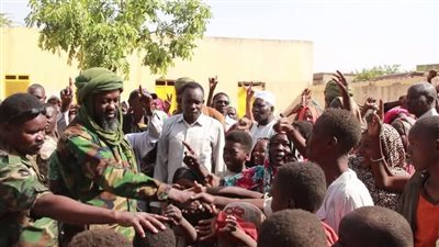 قائد القوة المشتركة ورئيس حركة جيش تحرير السودان  يتفقدون مراكز إيواء النازحين بالفاشر