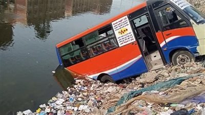 خالٍ من الركاب .. انتشال  أتوبيس نقل جماعي سقط في ترعة الشرقاوية بالقليوبية
