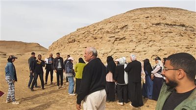  طلاب كلية العلوم بالفيوم يؤدون امتحاناتهم وسط جبال الصحراء الغربية 