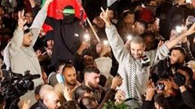 حشود فلسطينية تستقبل الأسرى المحررين ضمن  صفقة 