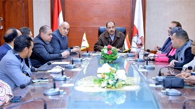 محافظ سوهاج يلتقي شباب رواد الأعمال