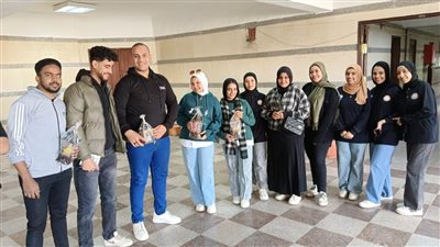 عميد حقوق قنا يوزع فوانيس رمضان على الطلاب