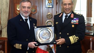 قائد القوات البحرية يلتقي قائد البحرية الإيطالية لبحث ارساء دعائم الأمن والاستقرار