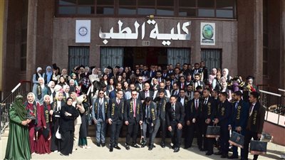 تخرج الدفعة الـ 11 بكلية الطب فى جامعة جنوب الوادي 