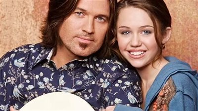 كواليس خلاف مايلي سايروس ووالدها وخصام دام سنوات 