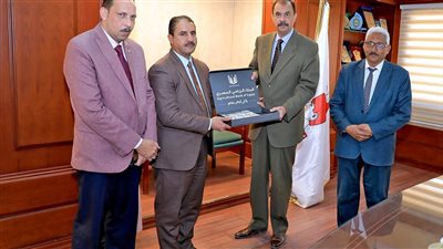 تسليم 1200 قسيمة شراء مواد غذائية مدفوعة مسبقا للأسر الأكثر احتياجا بسوهاج 