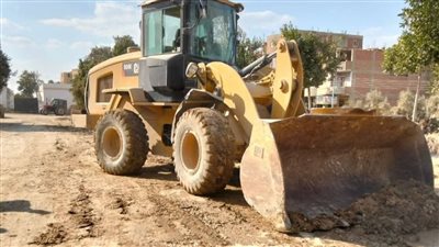 إستمرار أعمال تمهيد وتسوية الطرق بقرى إطسا في الفيوم 