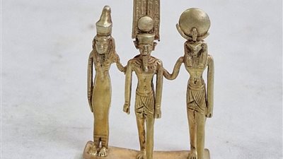  الكشف عن مجموعة تمائم وحلي ذهبية من عصر الأسرة 26 بمعابد الكرنك