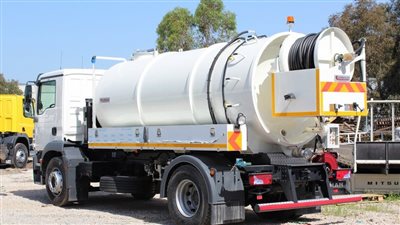 قوات الاحتلال تسرق سيارة صرف صحي في نابلس