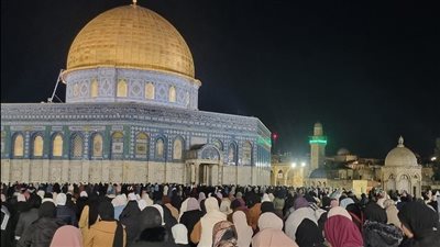 آلاف الفلسطينيين يؤدون صلاتي العشاء والتراويح في المسجد الأقصى المبارك