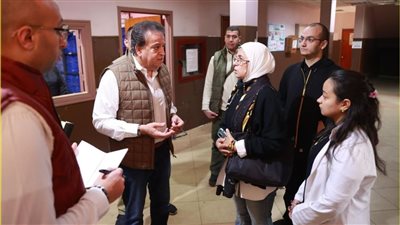 نائب رئيس الوزراء يتفقد مركز طب أسرة عين الصيرة ويحوّل المتغيبين للتحقيق