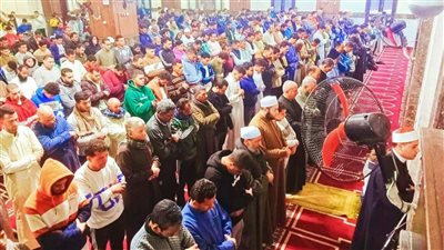 الآلاف يؤدون صلاتي العشاء والتراويح بمساجد الفيوم 