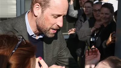 الأمير ويليام يكسر البرتوكول الملكي والسبب واحدة من معجباته