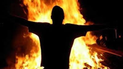 في ظروف غامضة.. شخص يشعل النيران بنفسه أمام مسجد بالشيخ زايد